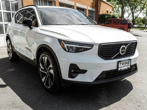Used 2025 Volvo XC40 B5 Plus AWD/4WD image 5