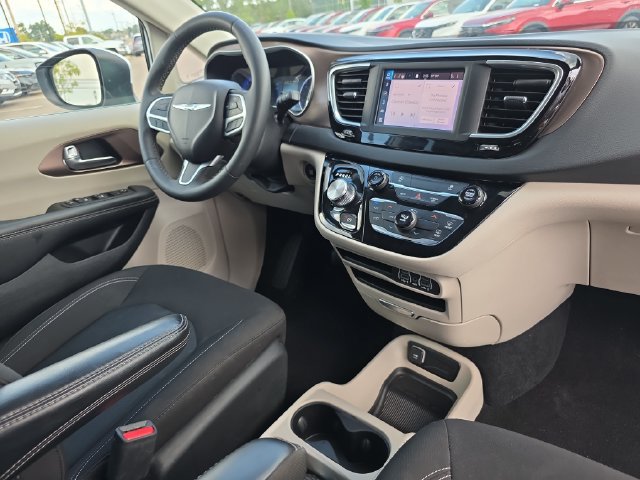 Used 2023 Chrysler Voyager LX FWD image 17