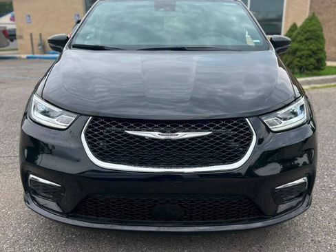 Used 2025 Chrysler Pacifica Select FWD image 2