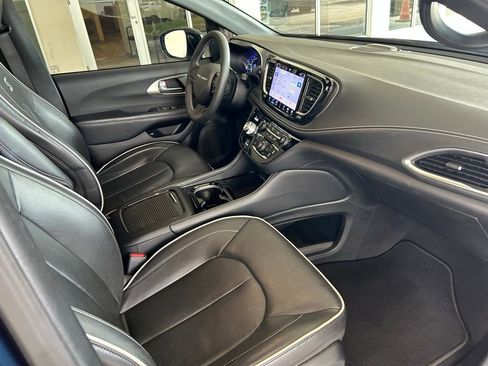 Used 2022 Chrysler Pacifica Limited w/ Uconnect Theater Family Group FWD image 29