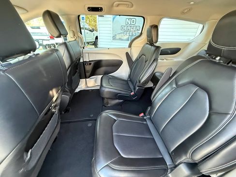 Used 2024 Chrysler Pacifica Touring-L FWD image 17