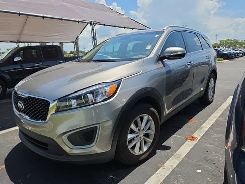 Used 2017 Kia Sorento FWD image 6
