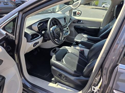 Used 2023 Chrysler Pacifica Touring-L FWD image 23