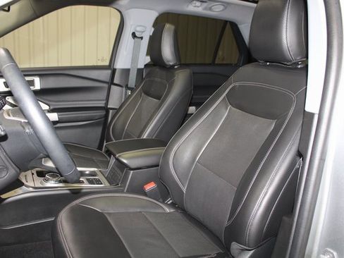 Used 2022 Ford Explorer Limited w/ Limited Technology Package image 12