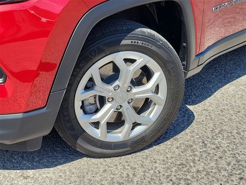 Used 2024 Jeep Compass Latitude image 18