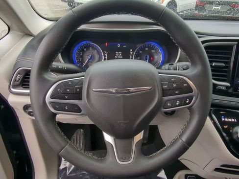 Used 2023 Chrysler Pacifica Touring-L image 22