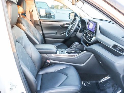 Used 2023 Toyota Highlander Platinum FWD image 20