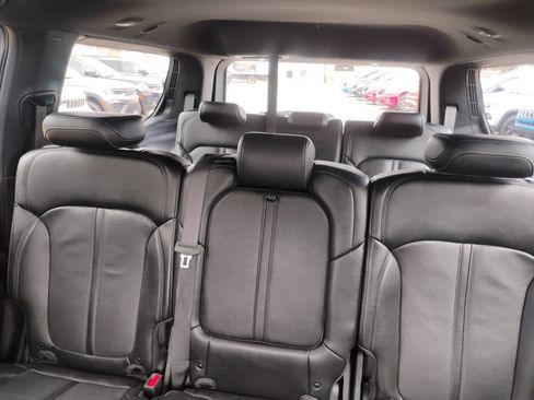 Certified 2024 Jeep Wagoneer Series II w/ Flexible Seating Group image 10