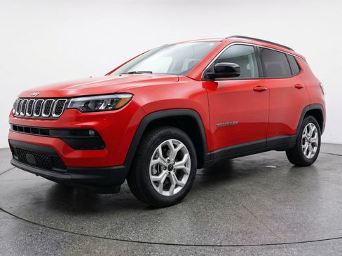 Used 2025 Jeep Compass Latitude image 3