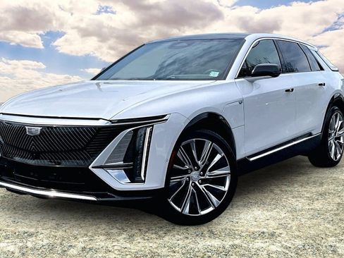 Used 2024 Cadillac Lyriq Luxury AWD/4WD image 3