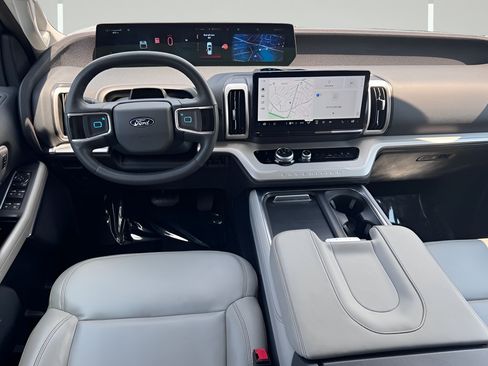 Used 2025 Ford Expedition Active RWD image 6