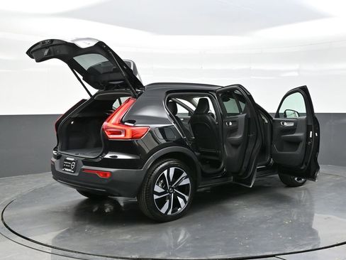 Used 2025 Volvo XC40 B5 Plus image 37