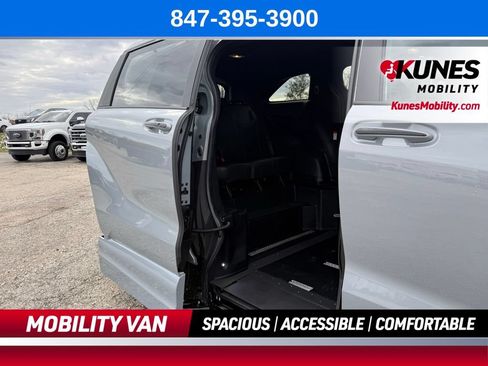 Used 2025 Toyota Sienna XSE w/ XSE Plus Package AWD/4WD image 19