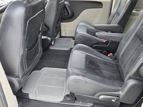 Used 2018 Dodge Grand Caravan SXT image 12