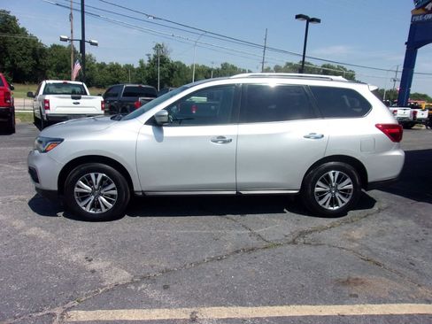 Used 2019 Nissan Pathfinder SV image 2