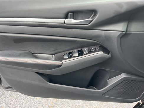 Used 2025 Nissan Altima 2.5 SR FWD image 11