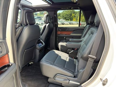 Used 2024 Lincoln Navigator Premiere AWD/4WD image 17