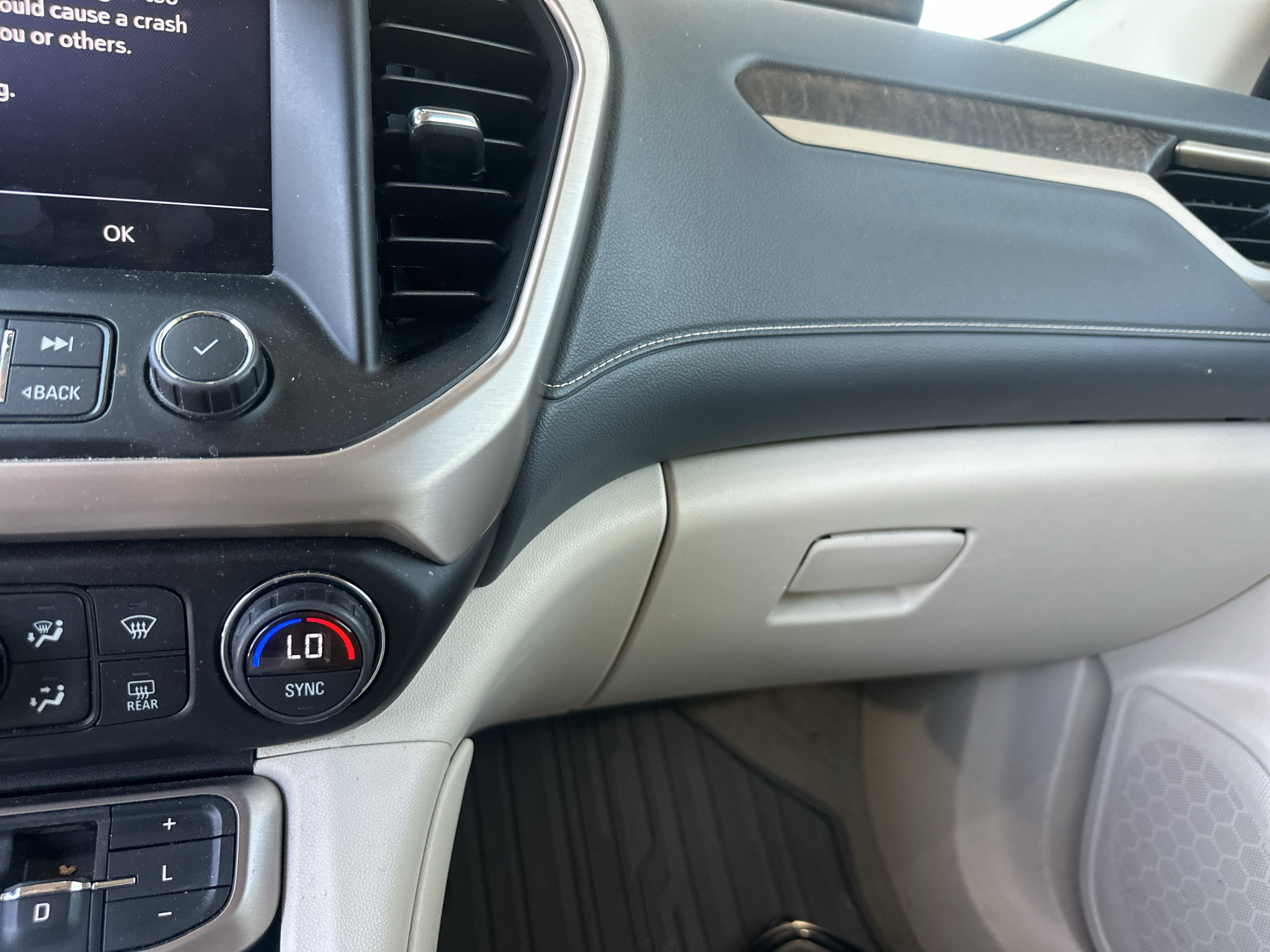 Used 2020 GMC Acadia Denali w/ Technology Package FWD image 13