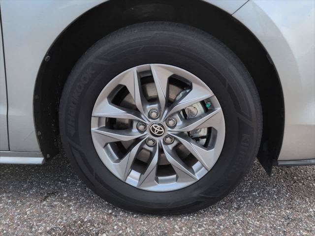Certified 2022 Toyota Sienna LE FWD image 11