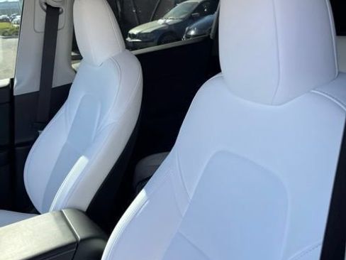 Used 2024 Tesla Model Y Long Range AWD/4WD image 11