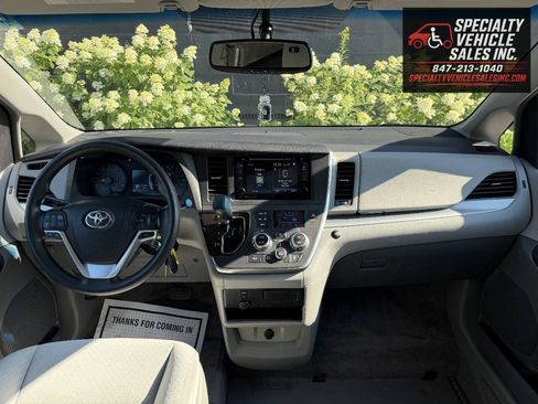 Used 2016 Toyota Sienna LE FWD image 35