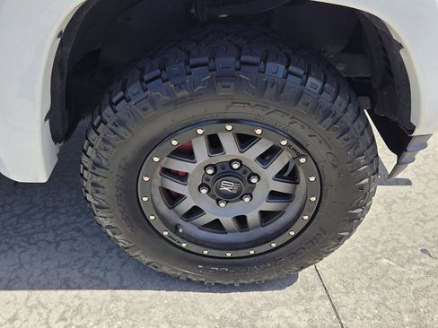 Used 2017 Toyota Tacoma SR5 w/ Tow Package image 12