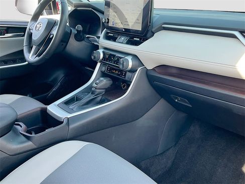 Used 2023 Toyota RAV4 Limited image 27