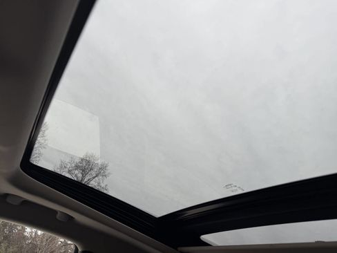 Used 2017 Jeep Cherokee Overland image 7