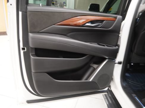 Used 2019 Cadillac Escalade ESV Luxury image 29