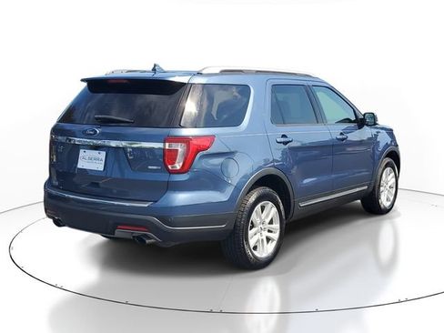 Used 2018 Ford Explorer XLT w/ Equipment Group 202A AWD/4WD image 4