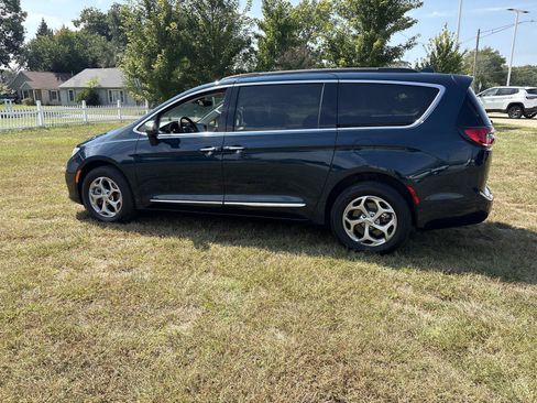 Used 2022 Chrysler Pacifica Limited w/ Uconnect Theater Family Group AWD/4WD image 8