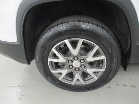 Certified 2023 GMC Acadia SLE w/ Driver Convenience Package image 13