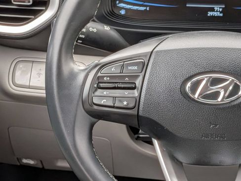 Used 2025 Hyundai Venue SEL FWD image 18