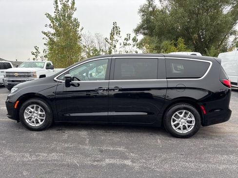 New 2026 Chrysler Pacifica Select image 2