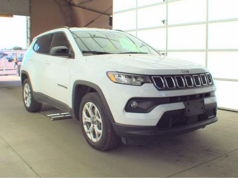 Used 2025 Jeep Compass Latitude AWD/4WD image 4