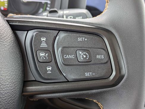 Used 2024 Jeep Wrangler Unlimited AWD/4WD image 31