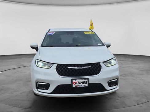 Used 2023 Chrysler Pacifica Touring-L FWD image 4