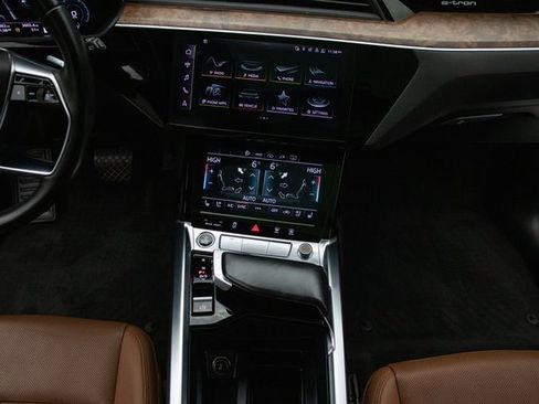 Used 2022 Audi e-tron Premium Plus w/ Premium Plus Package image 24