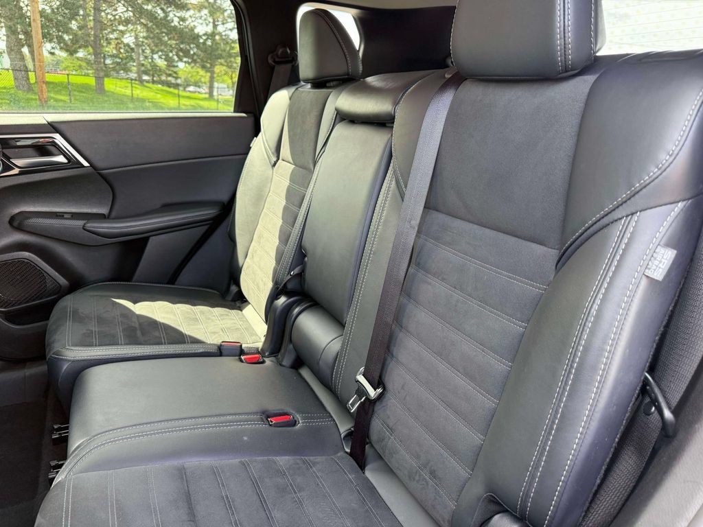 Used 2024 Mitsubishi Outlander SE Black Edition FWD image 13