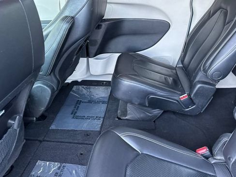 Used 2022 Chrysler Pacifica Touring-L FWD image 14