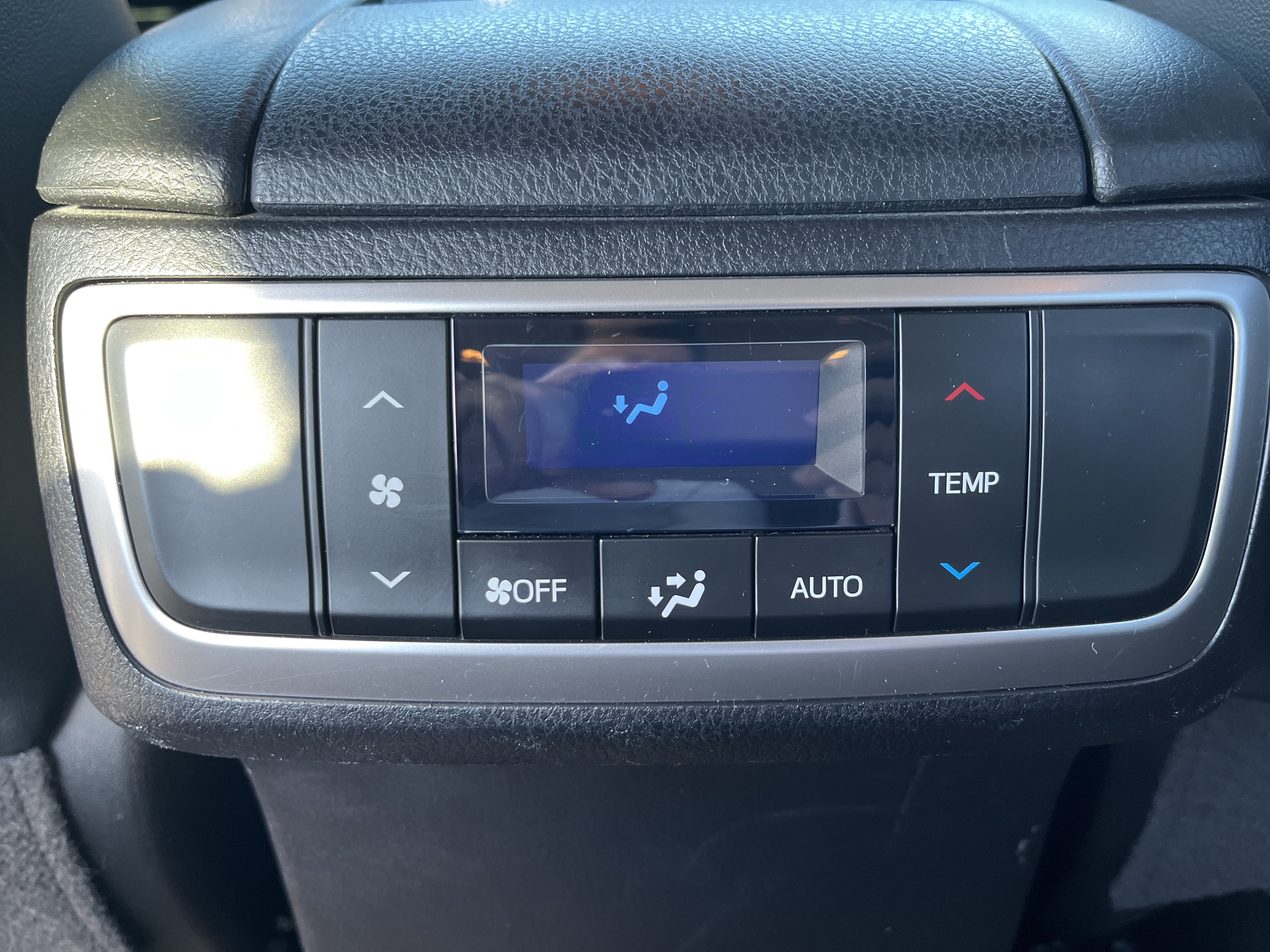 Used 2018 Toyota Highlander XLE FWD image 18