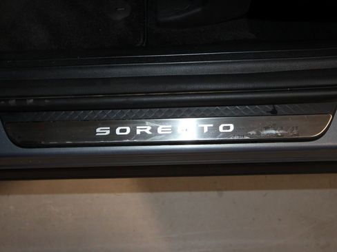 Used 2025 Kia Sorento SX AWD/4WD image 7