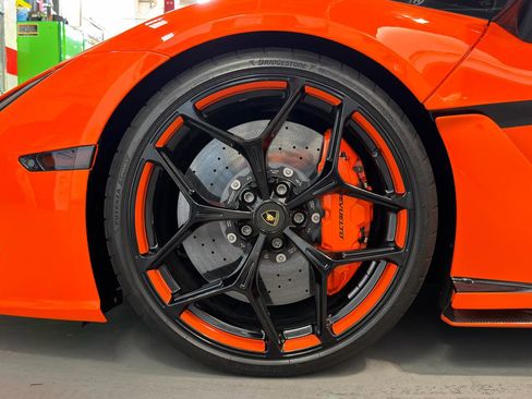 Used 2024 Lamborghini Revuelto image 12