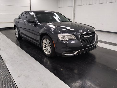 Used 2018 Chrysler 300 Touring L RWD image 13
