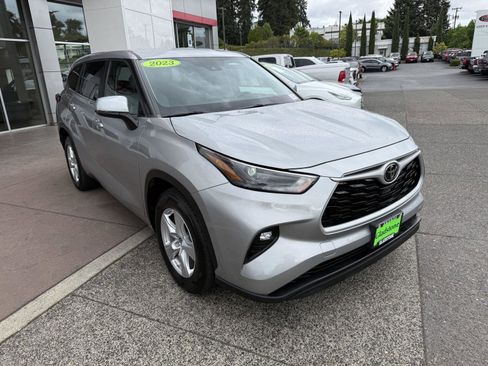 Used 2023 Toyota Highlander LE FWD image 8