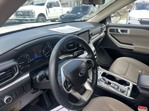Used 2022 Ford Explorer XLT w/ Equipment Group 202A image 10
