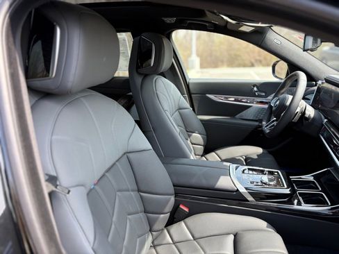 Used 2025 BMW 760i xDrive image 24
