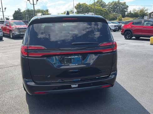 Used 2025 Chrysler Pacifica Limited FWD image 4