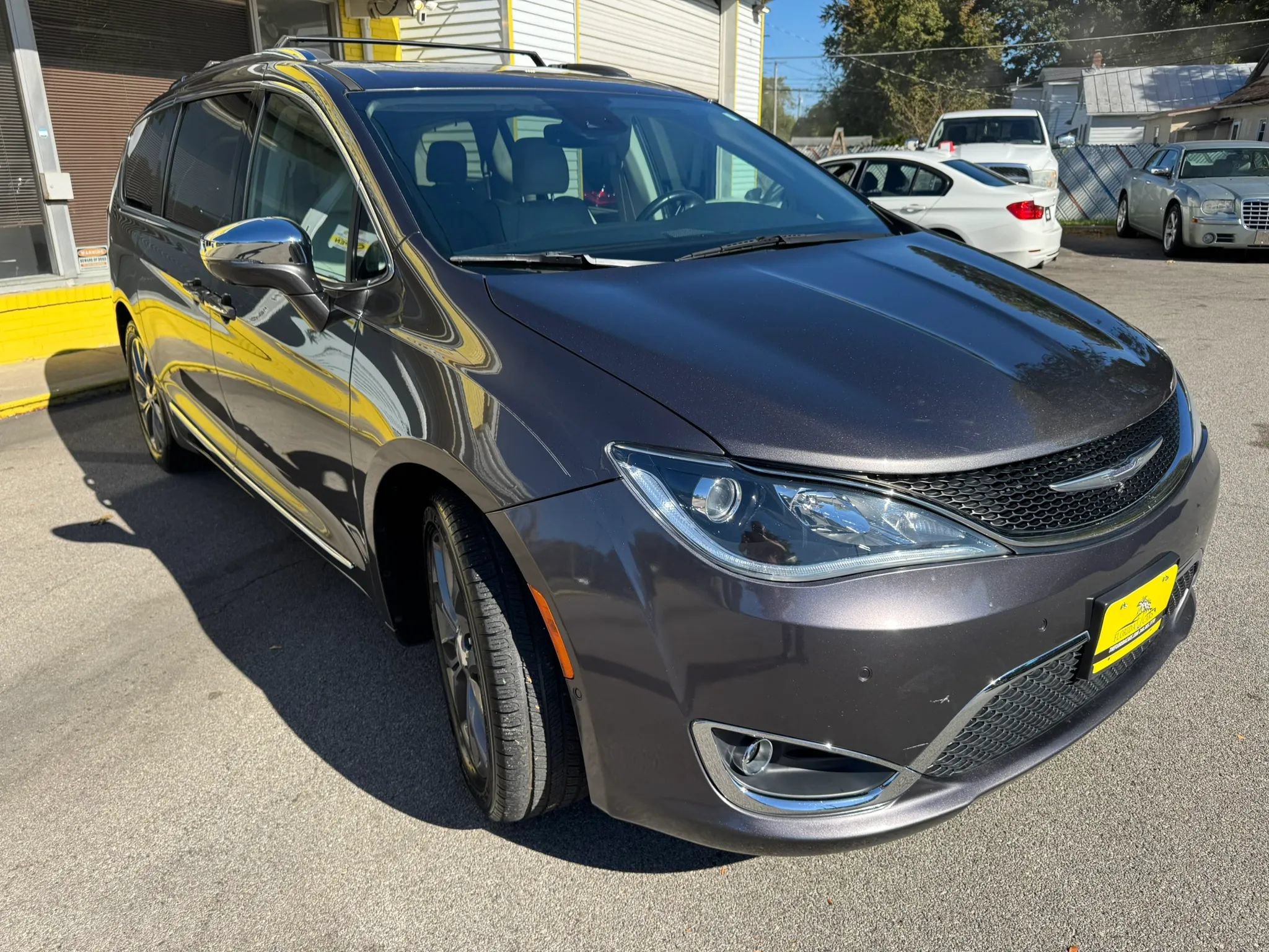 Used 2017 Chrysler Pacifica Limited FWD image 12