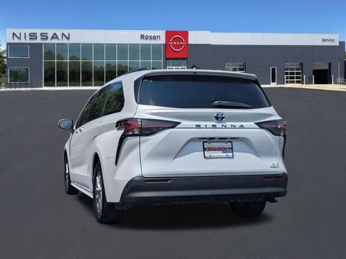 Used 2023 Toyota Sienna XLE FWD image 5